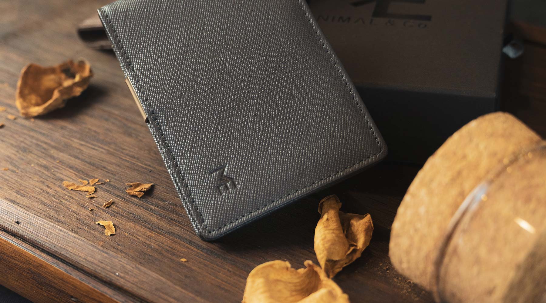 Men's wallet with bifold design. Slim and compact with genuine leather 