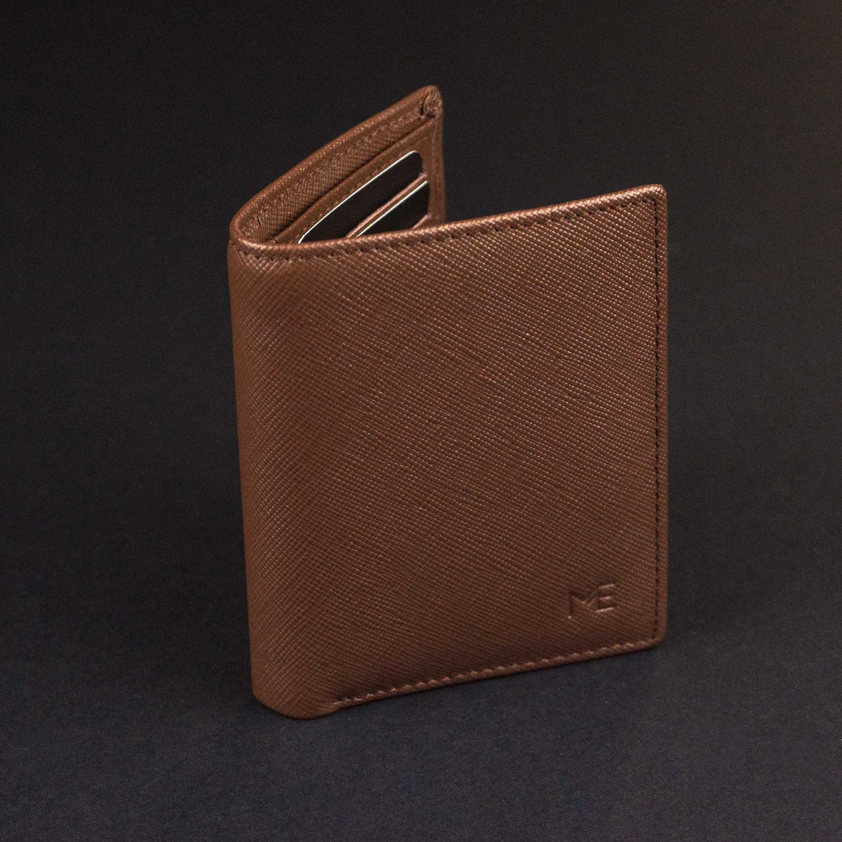 Men&#39;s wallet with bifold design. Slim and compact with genuine leather 