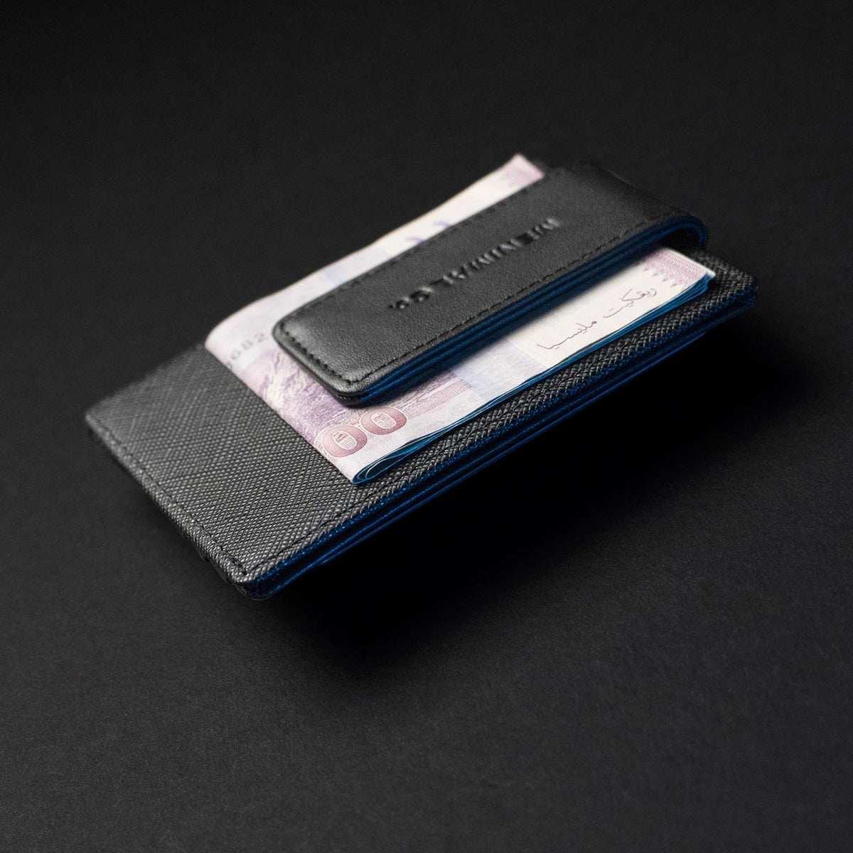 strong magnetic flap to hold your notes securely 