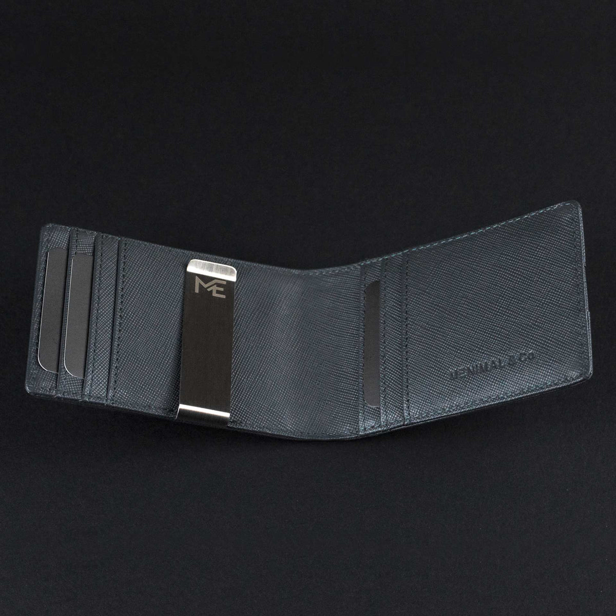 Men&#39;s slim wallet with money clip. Made with genuine leather