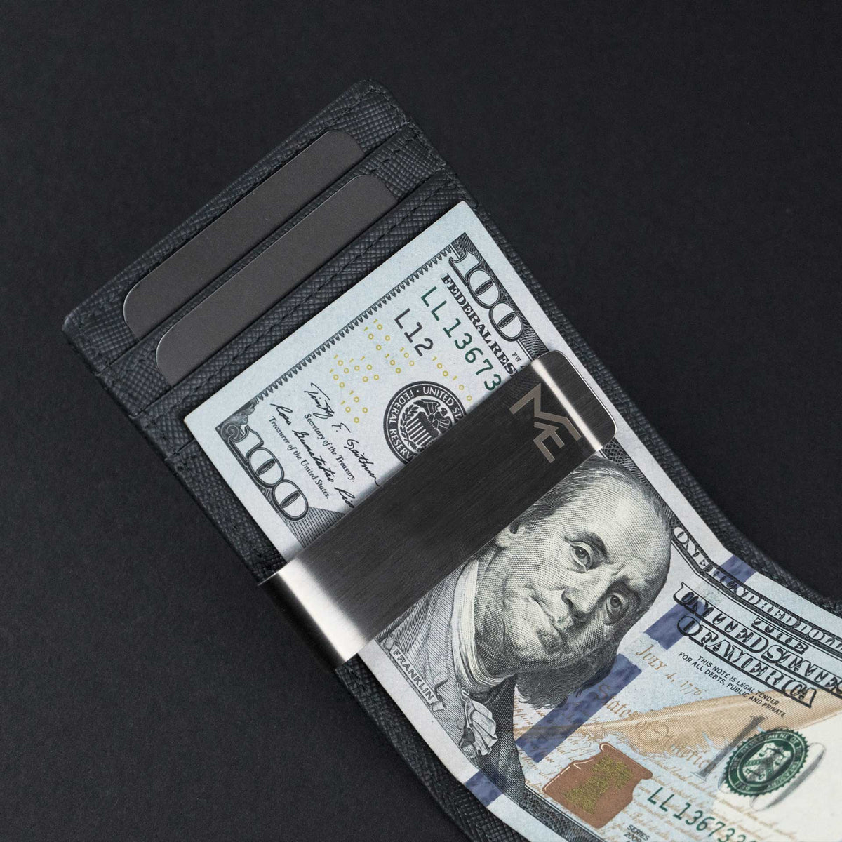 Men&#39;s slim wallet with money clip. Made with genuine leather