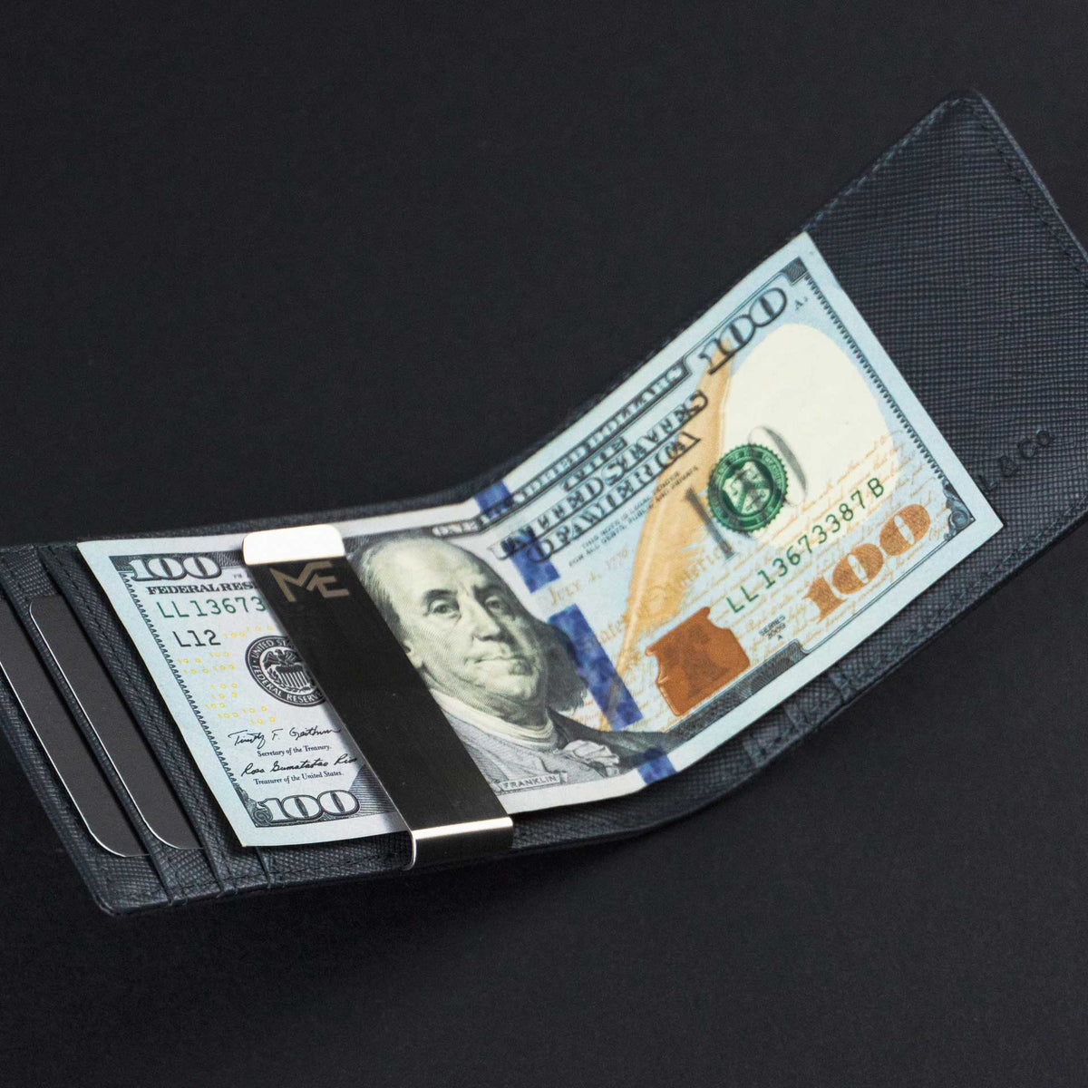 Men&#39;s slim wallet with money clip. Made with genuine leather