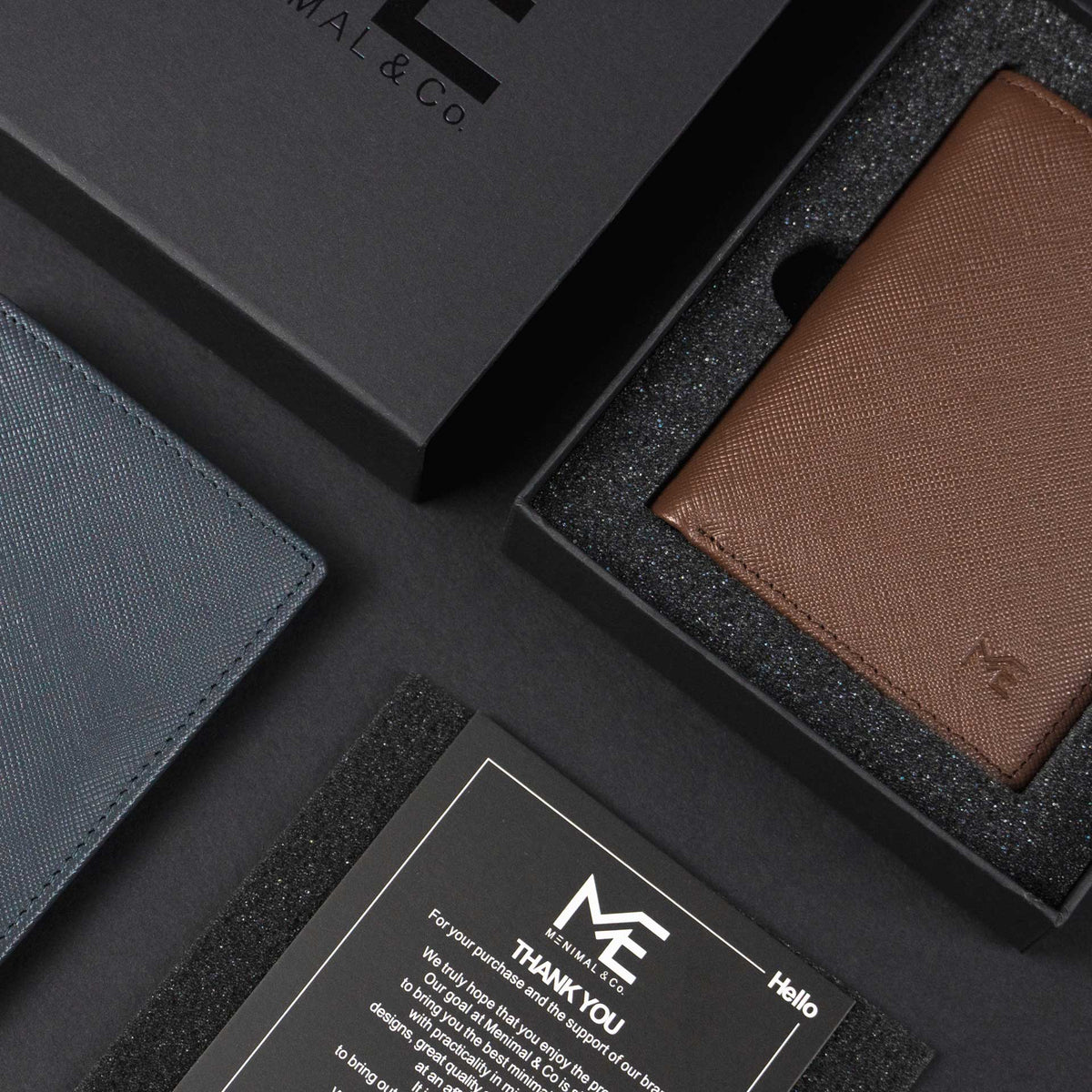 Men&#39;s wallet with bifold design. Slim and compact with genuine leather. Minimalist box packaging design